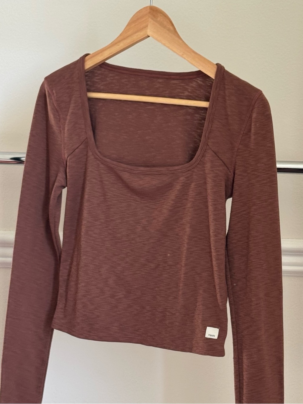 Vuori Sunrise Square Neck Long Sleeves Cropped Tee in hazelnut Size M Pre-Owned